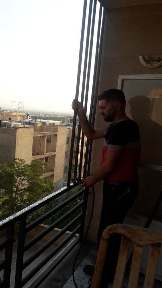 جوشکاری سیار کرج در حال نصب نرده